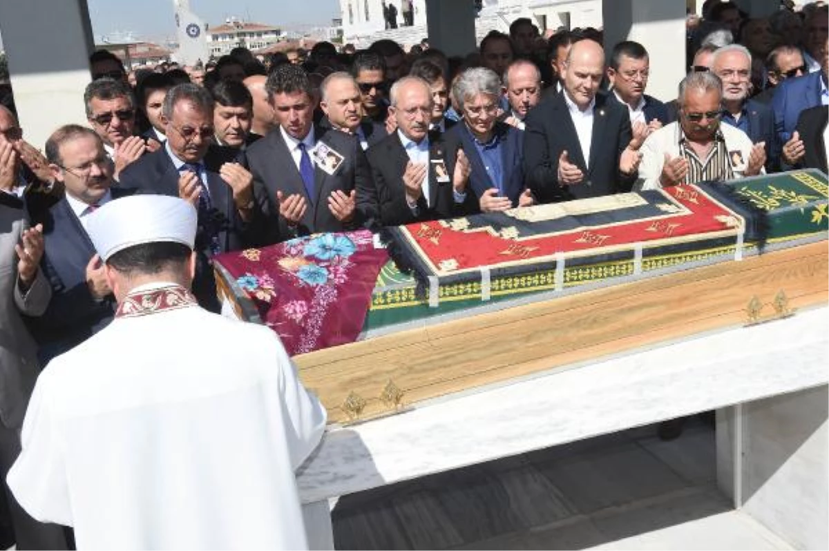 CHP\'li Kuşoğlu\'nun Eşinin Cenazesine AK Parti ve MHP\'li İsimler de Katıldı