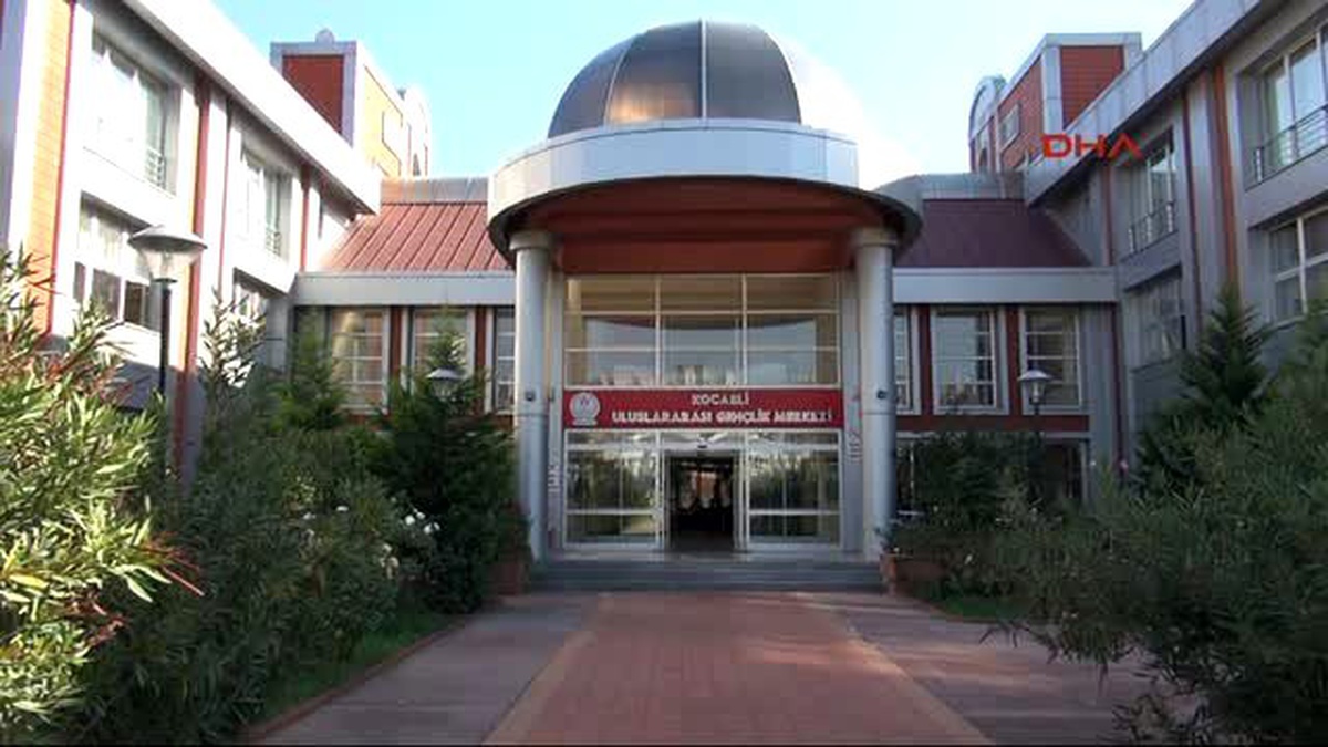 Kocaeli Meyve Kasaları ve Paletlerden Kütüphane Yaptılar