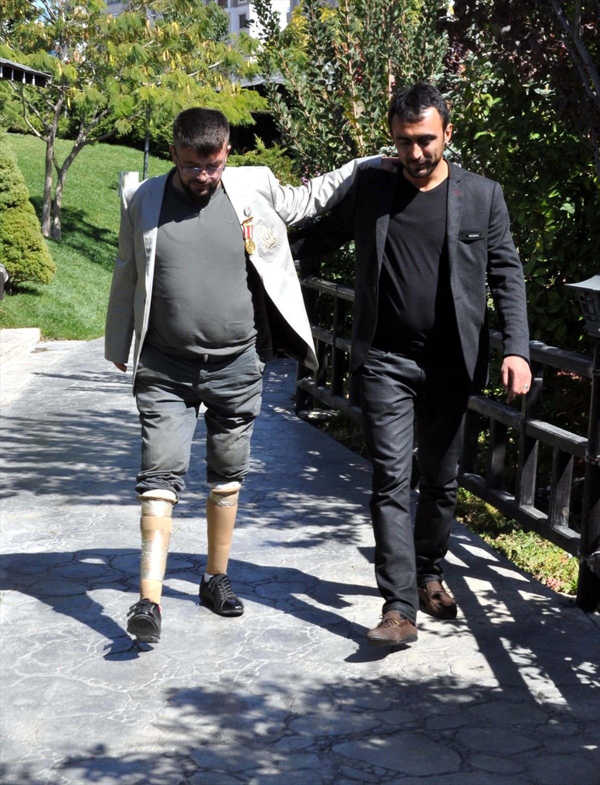 Kopan İki Bacağına Aldırmadan "Önce Silah Arkadaşım" Dedi