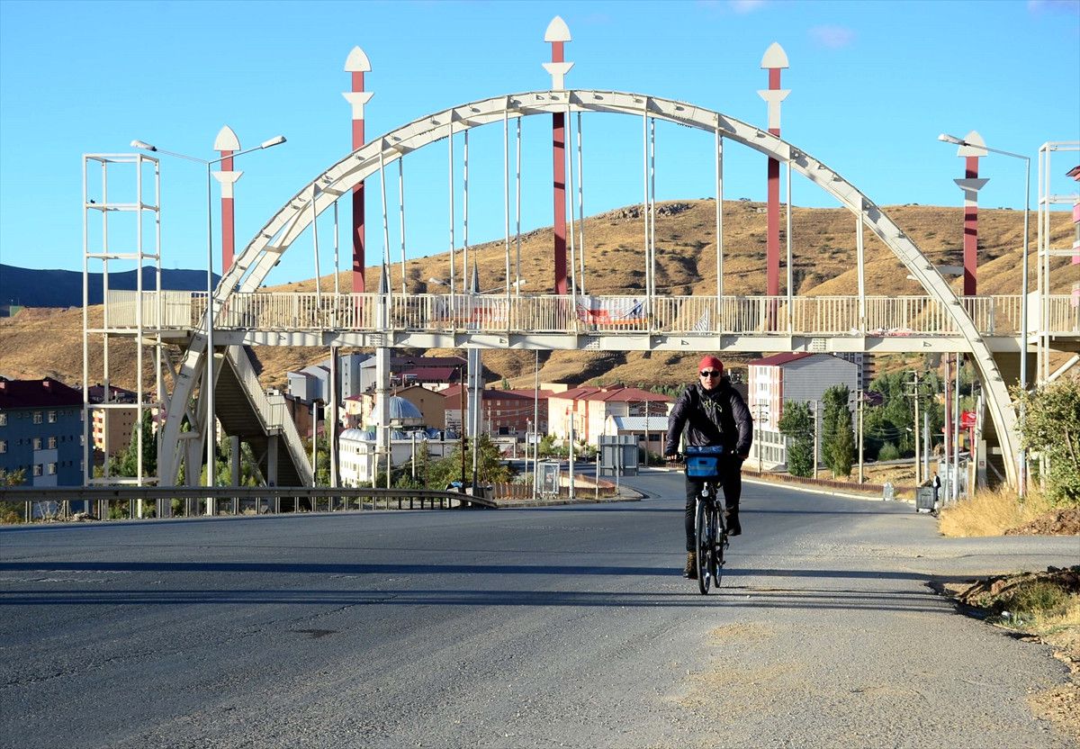 Kütüphaneler İçin Van Gölü Etrafında Pedal Çeviriyor