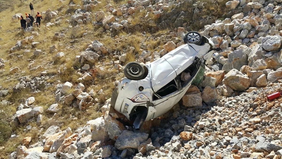 Malatya\'da Otomobil Şarampole Devrildi: 7 Yaralı