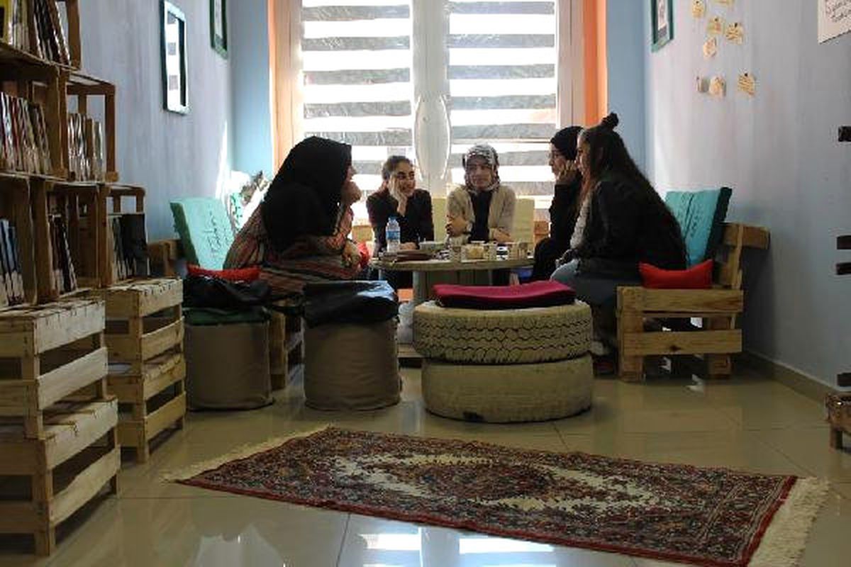 Meyve Kasaları, Lastik ve Paletlerden Kütüphane Yaptılar