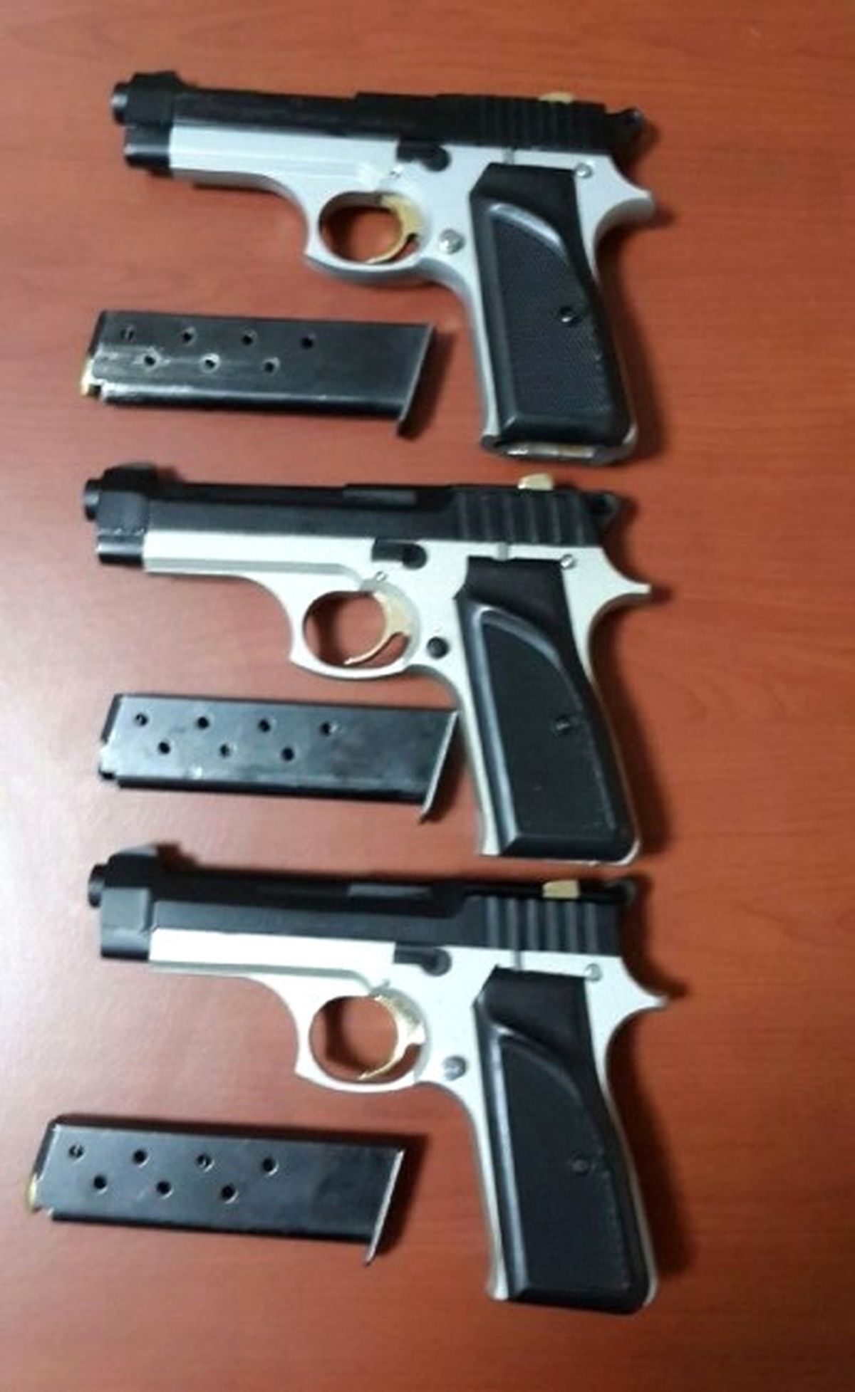 Otomobilde 3 Adet Ruhsatsız Tabanca Ele Geçirildi