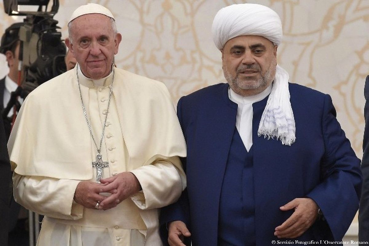 Papa\'ya Azerbaycan\'da Kur\'an-ı Kerim Hediye Edildi