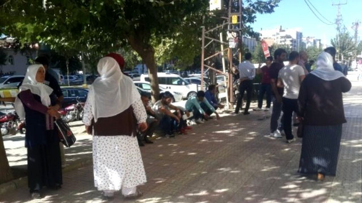 PTT Önünde Yoran Bekleyiş
