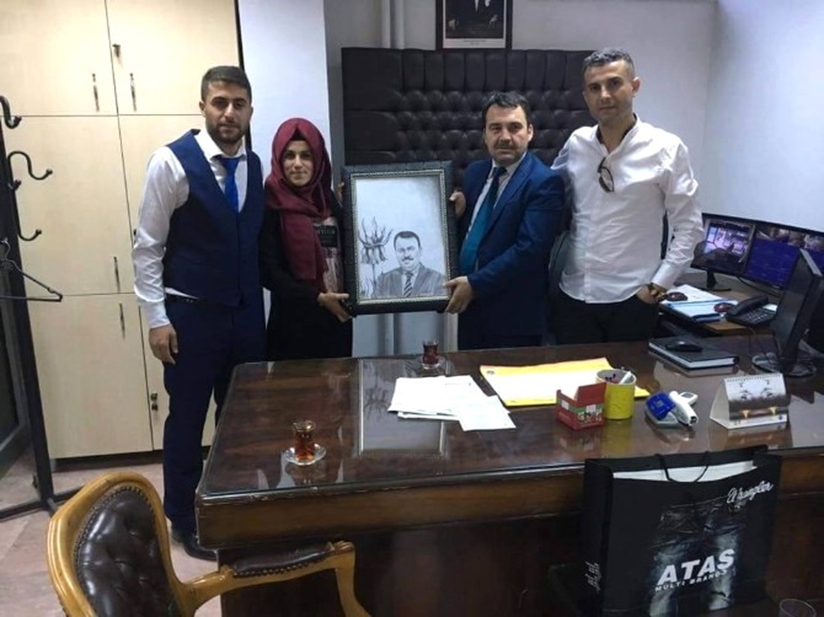 Sasonlu Öğrenci Batman Merkez PTT Müdürüne Kara Kalem Portre Çalışmasını Hediye Etti