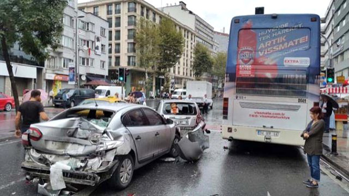 Şişli\'de Şoförü Fenalaşan Halk Otobüsünün Araçları Biçtiği Kaza Kamerada