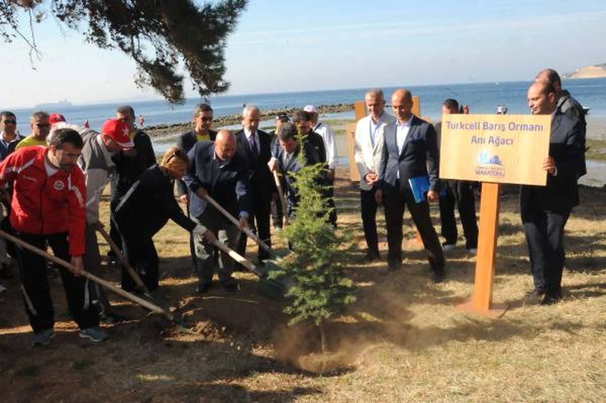 Turkcell Gelibolu Maratonu\'nda Barış İçin Fidan Dikildi