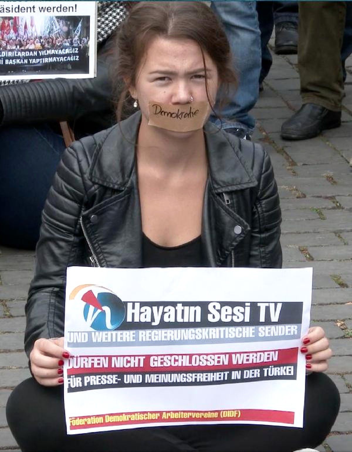 Türkiye\'de Televizyonların Kapatılması Almanya\'da Protesto Edildi