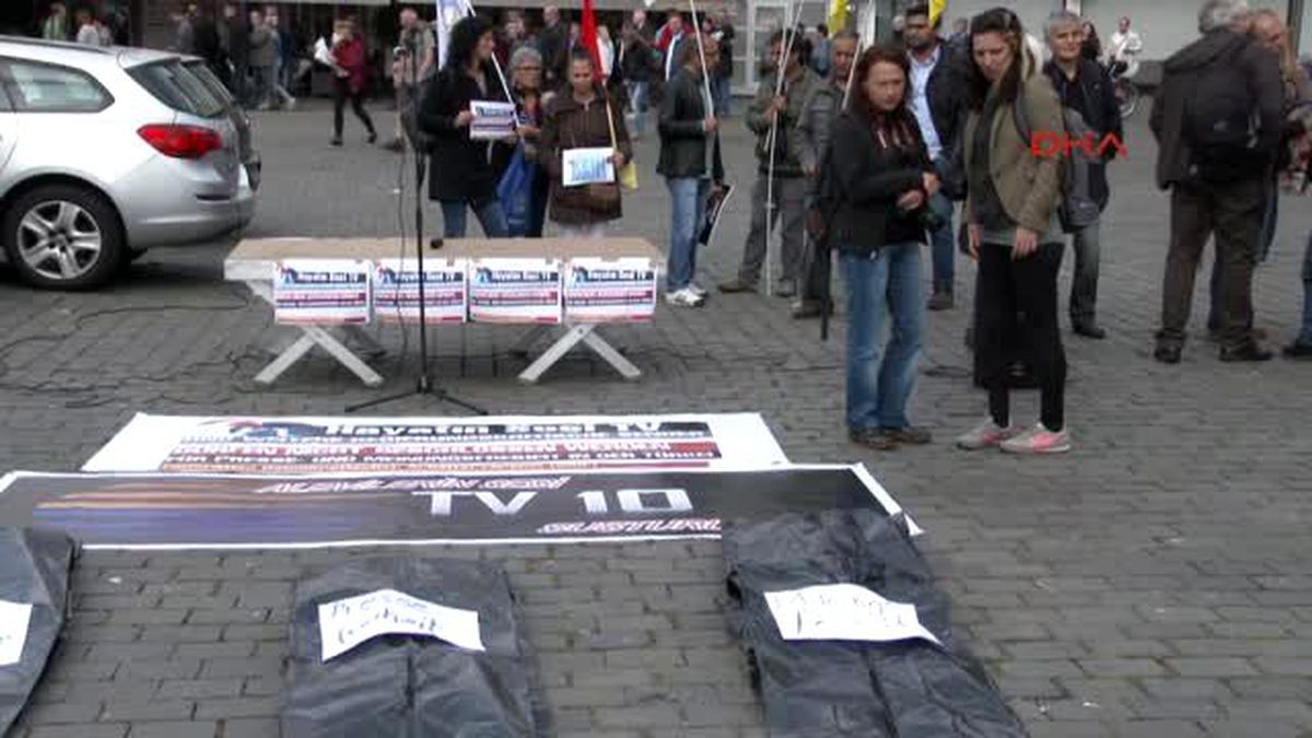 Türkiye\'de Televizyonların Kapatılması Almanya\'da Protesto Edildi