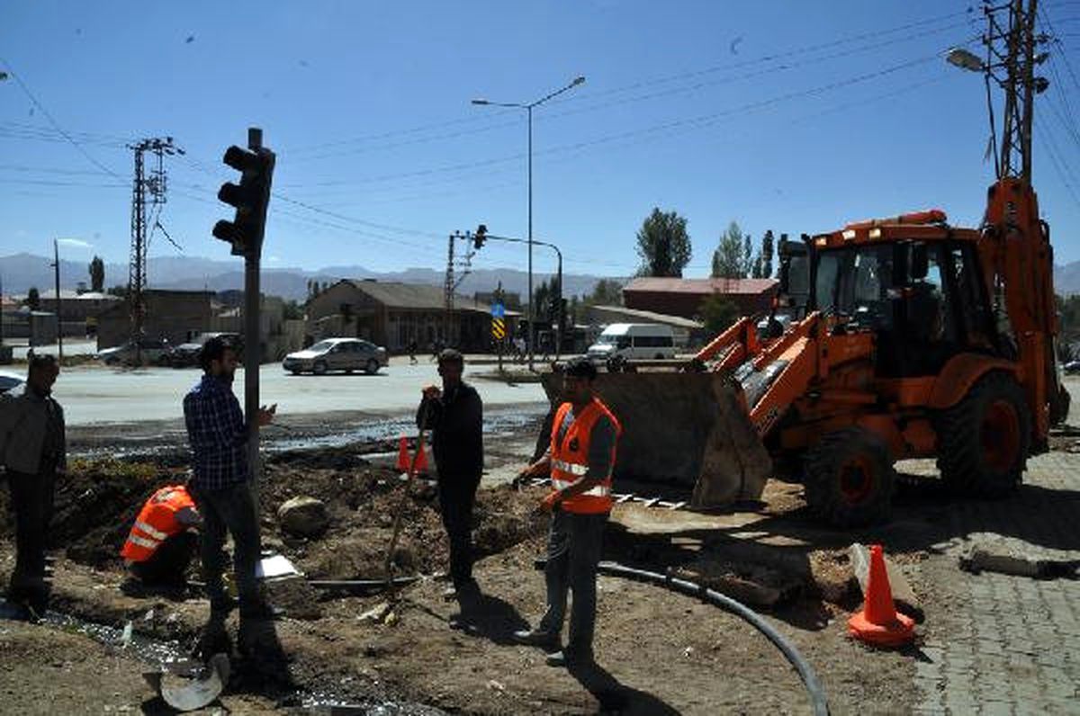 Yüksekova\'da Zarar Gören Trafik Işıkları Onarılıyor