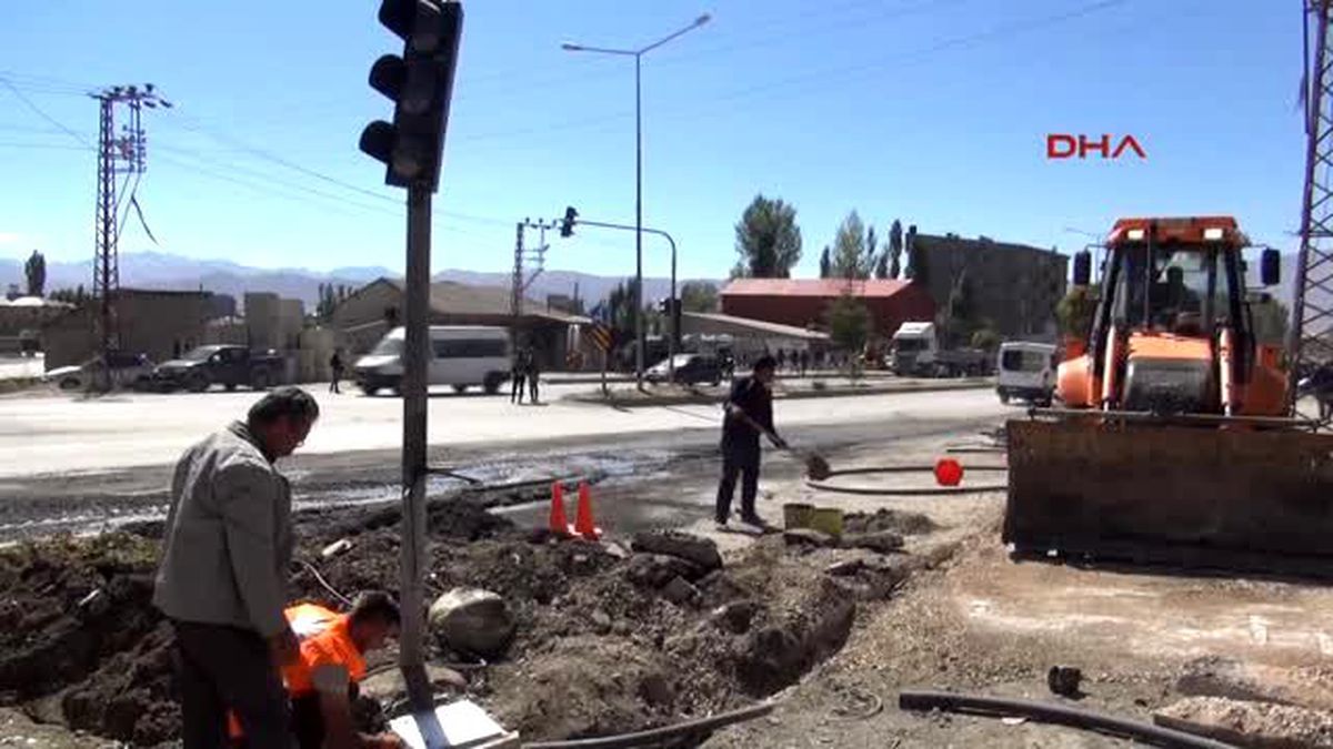 Yüksekova?da Zarar Gören Trafik Işıkları Onarılıyor