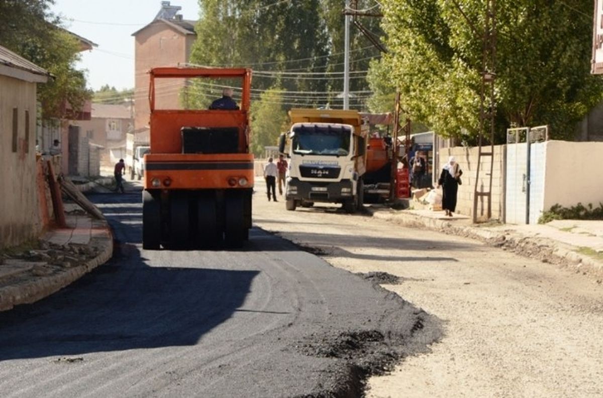 Ağrı\'da Yol Asfaltlama Çalışması