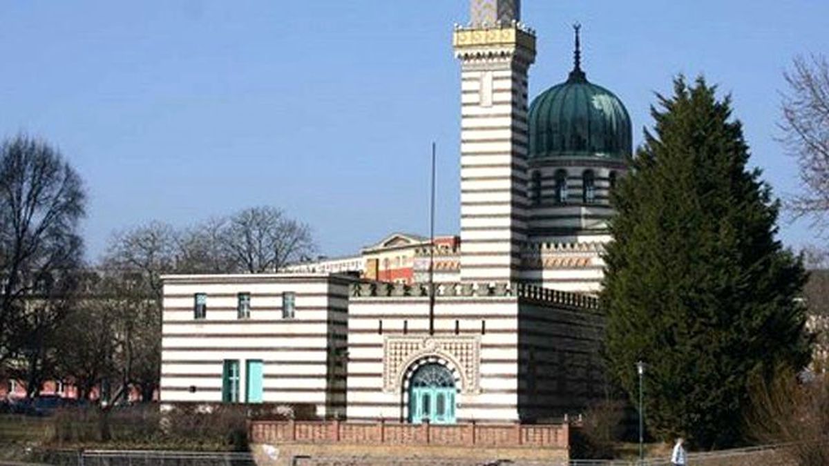 Almanya'da Caminin Önüne Domuz Kafası Bırakıldı