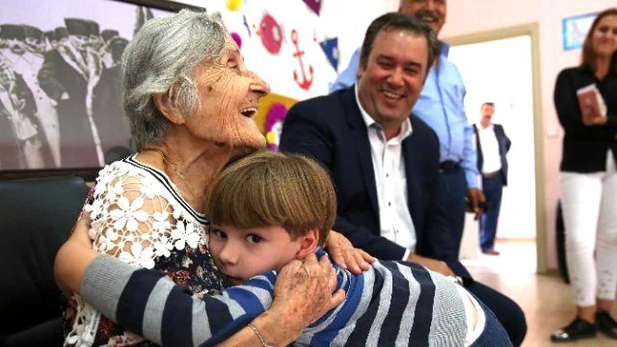 Sabiha Öğretmene 101'inci Yaşında Bucalı Öğrenciler Doğum Günü Sürprizi Yaptı