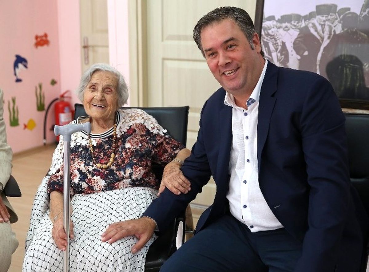 Asırlık Çınara Sürpriz Doğum Günü