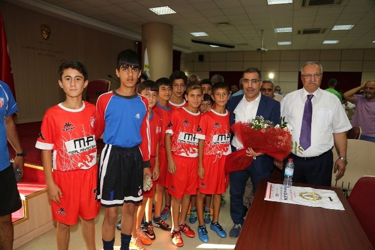 Başkan Çelikcan\'dan Amatör Kulüplere Malzeme Yardımı