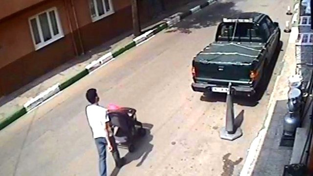 Bebek Arabasını Çalan Bisikletli Hırsız Kameralara Yakalandı