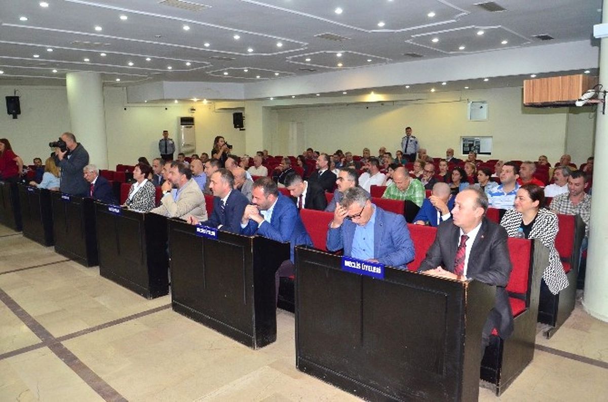 CHP\'den İhraç Edilen Meclis Üyesi, CHP\'li Belediyeyi Topa Tuttu
