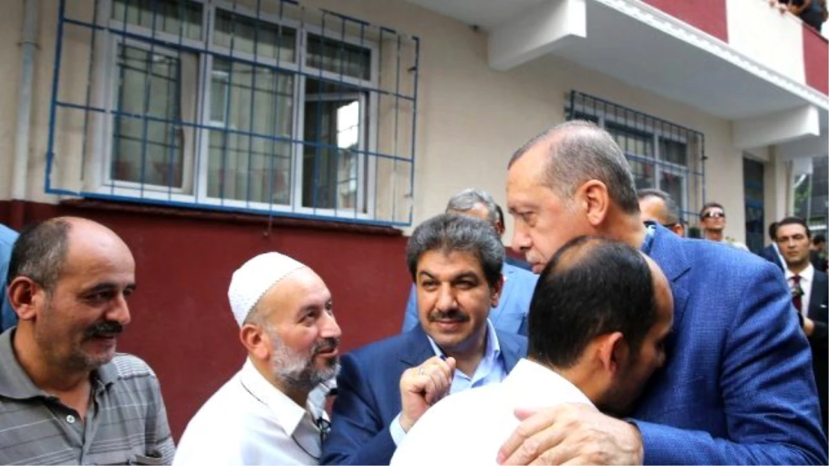 Cumhurbaşkanı Erdoğan\'dan 15 Temmuz Şehitlerine Taziye Ziyareti