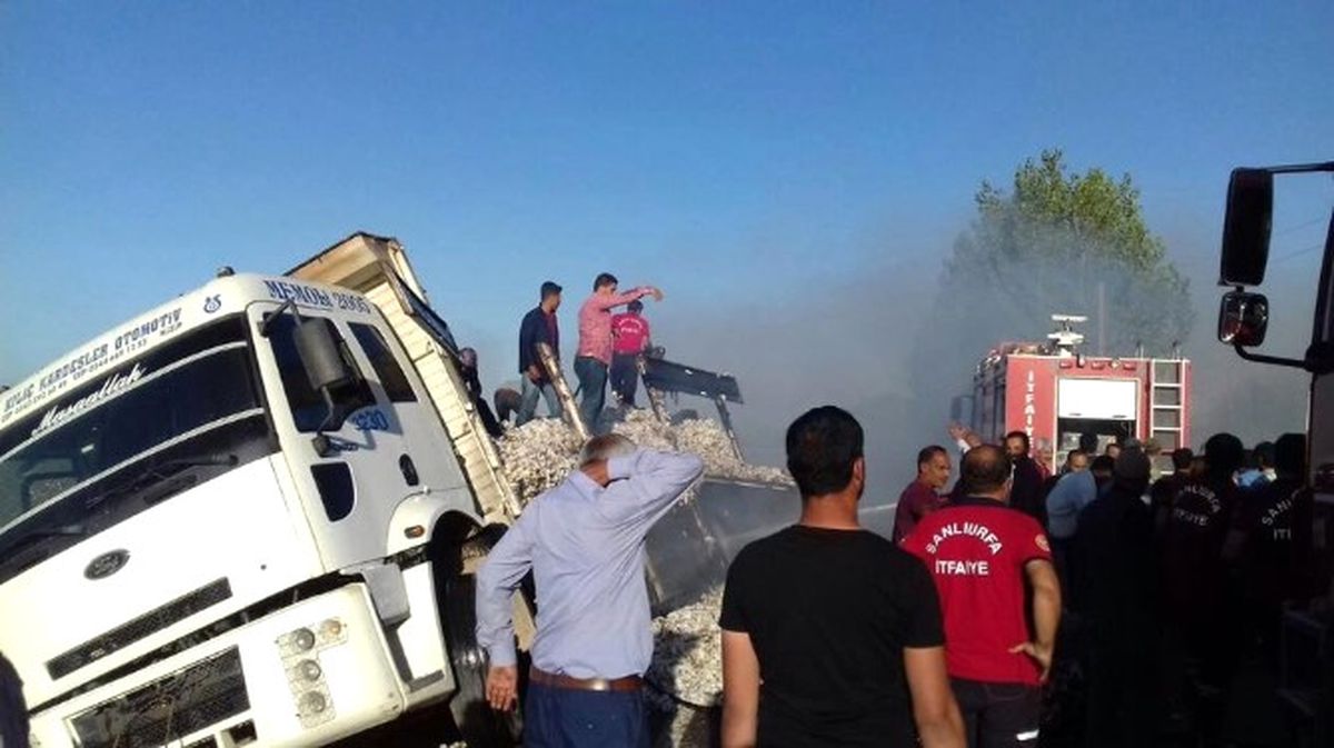 Devrilen Pamuk Yüklü Kamyon Alev Aldı