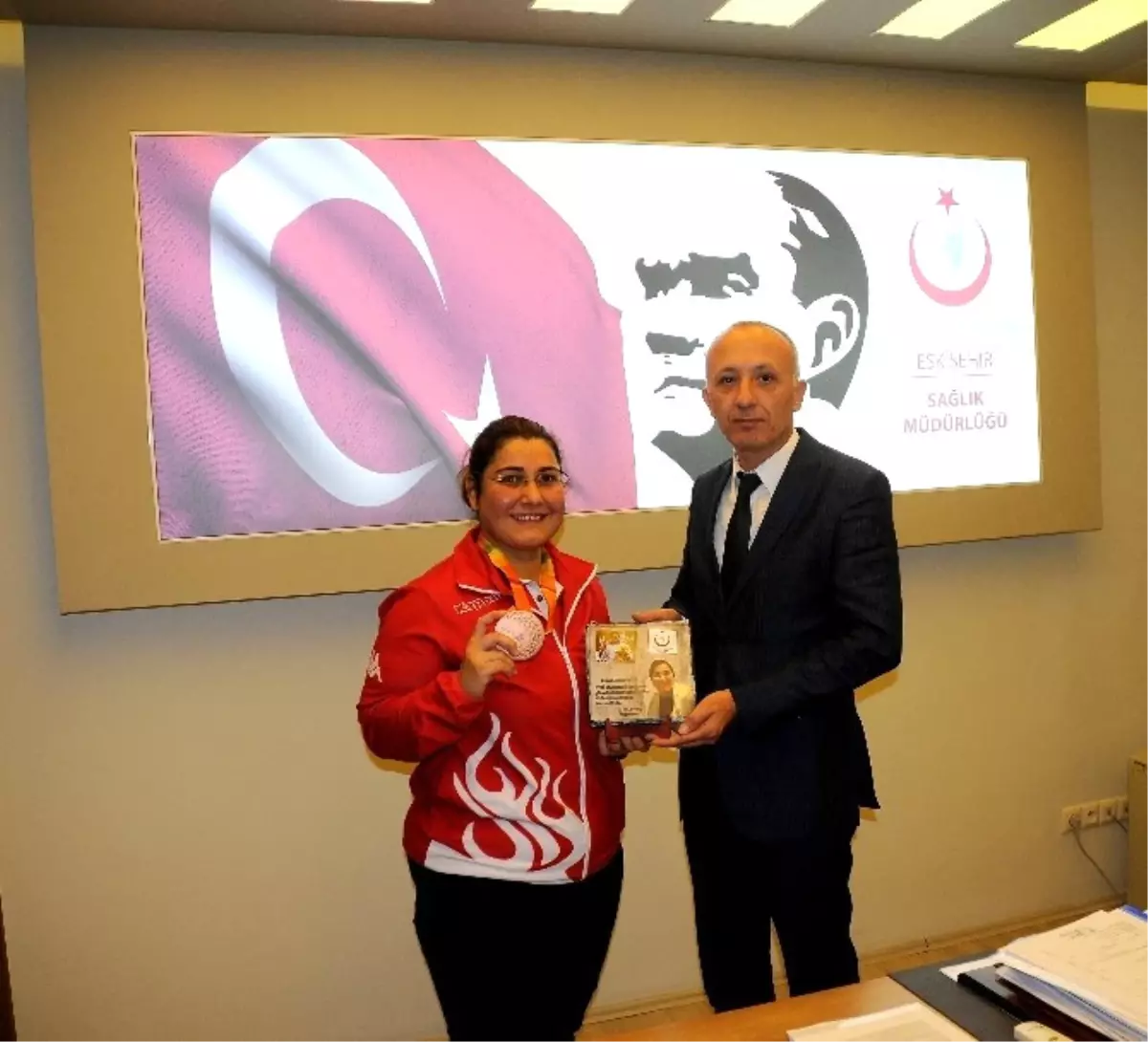 Dr. Mumcu\'dan Başarılı Sporcuya Plaket