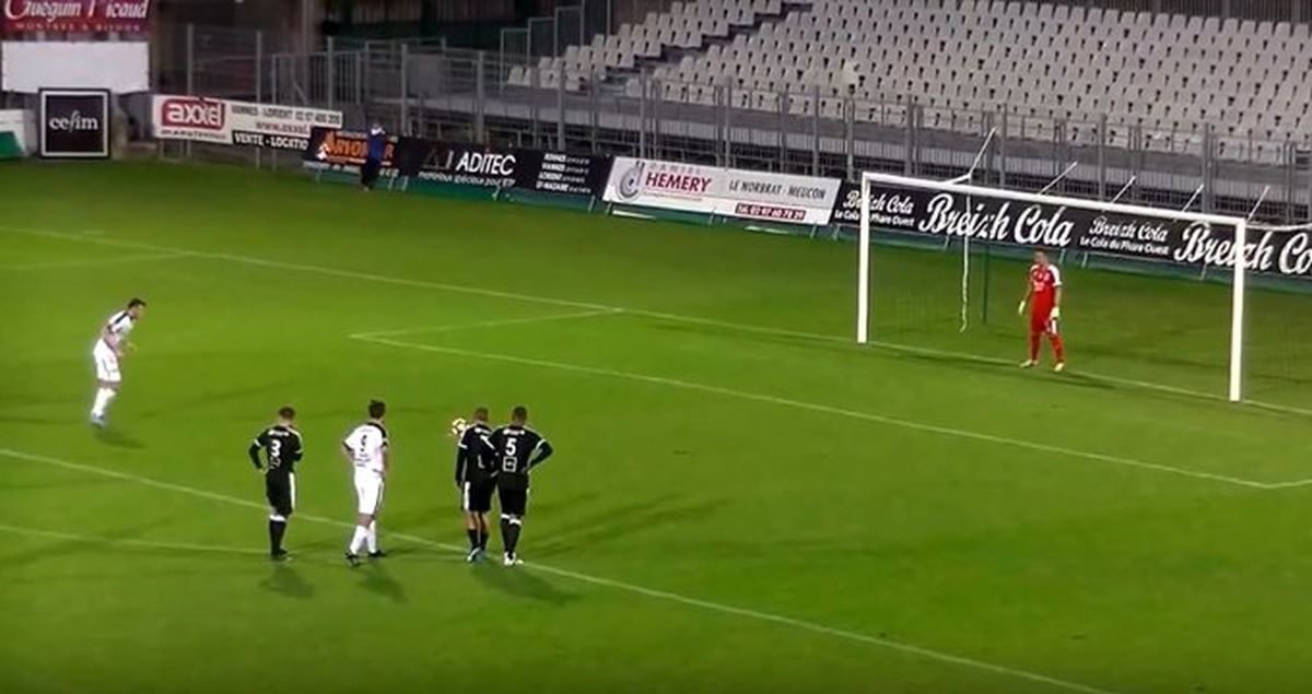 Fransa Ligi'nde Yaşanan Penaltı Pozisyonu İzleyenleri Şaşırttı