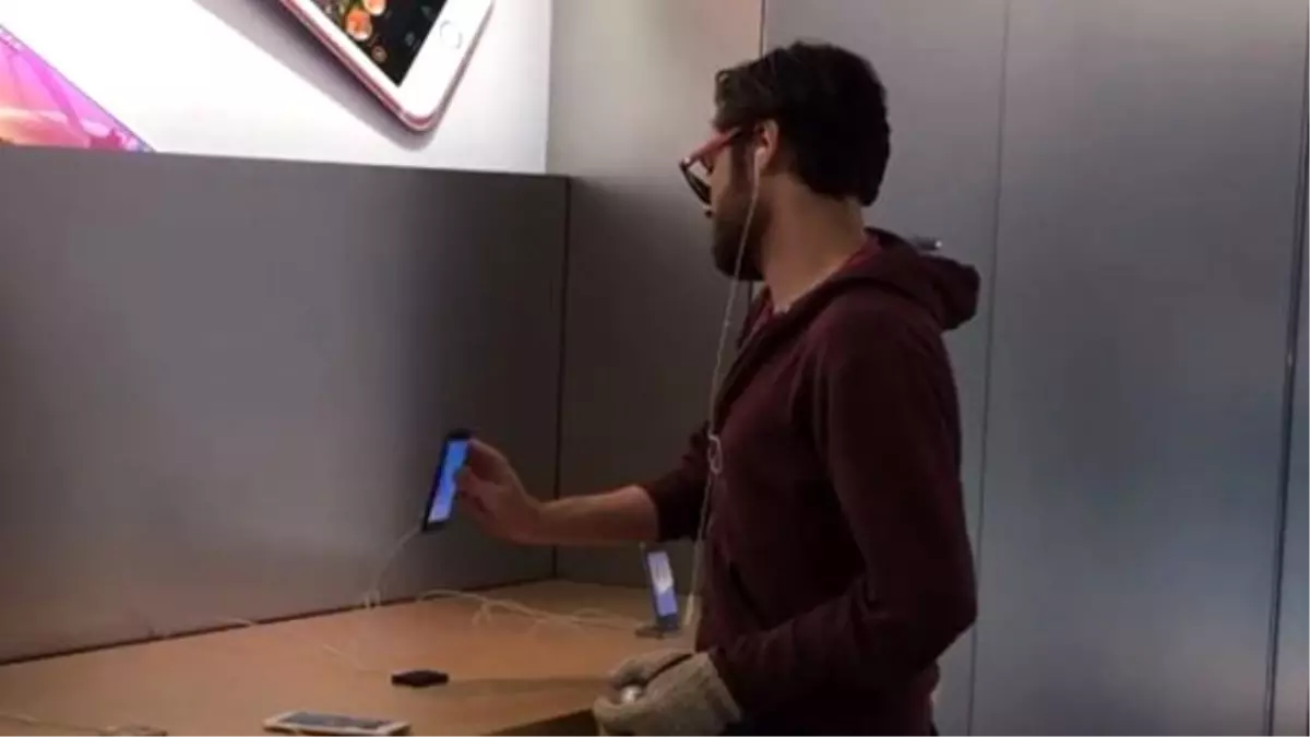 Fransız Genç Apple Store\'da Cihazları Parçaladı!