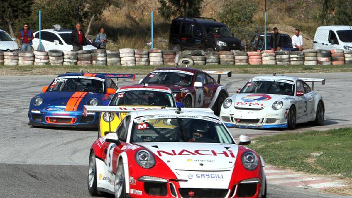 Görüntülü Haber) Ralli Aracı Pistten Çıkarak Hakem Kulesine Uçtu