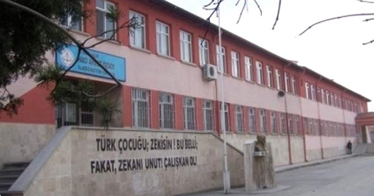 Hırsızlar Okul Kapılarını Çaldı