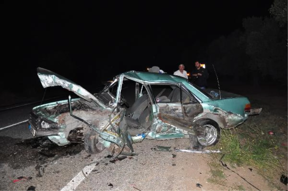 İznik\'te 2 Otomobil Kafa Kafaya Çarpıştı: 1 Ölü, 2 Yaralı