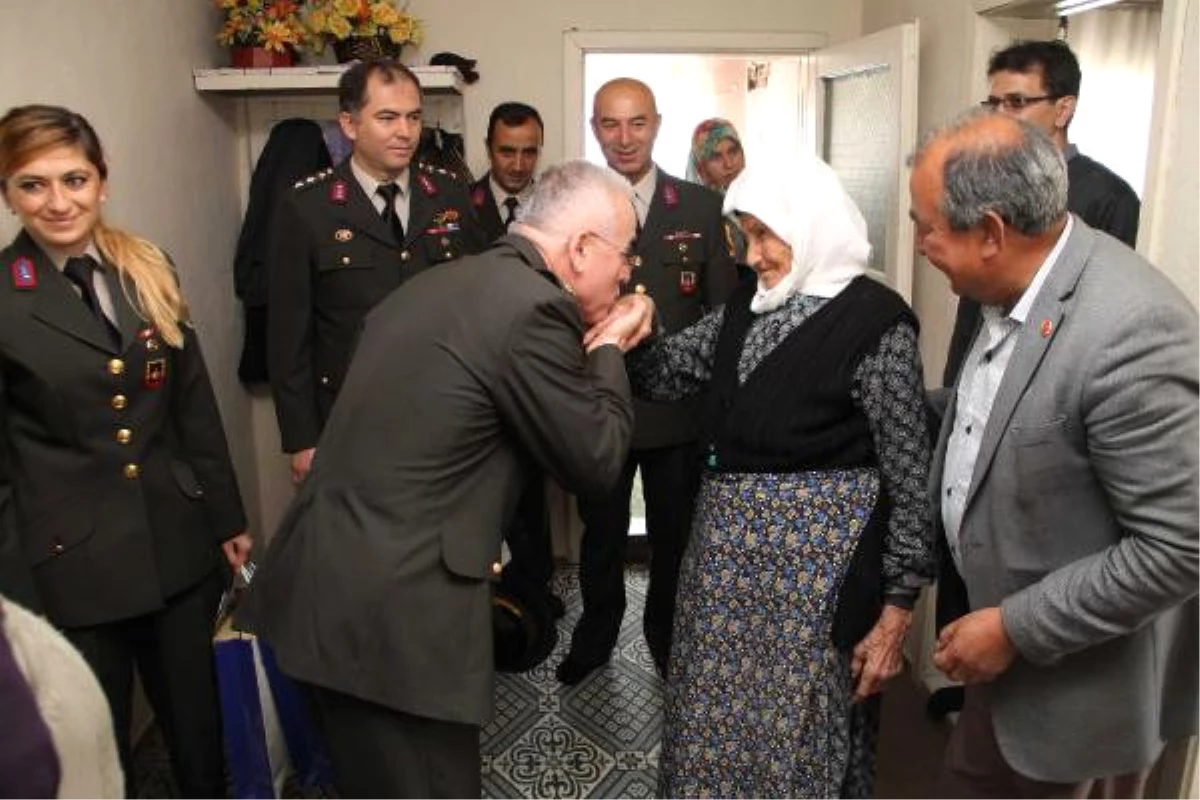 Jandarmadan 2 Torunu Şehit Olan 91 Yaşındaki Emine Nine\'ye Duygulandıran Ziyaret