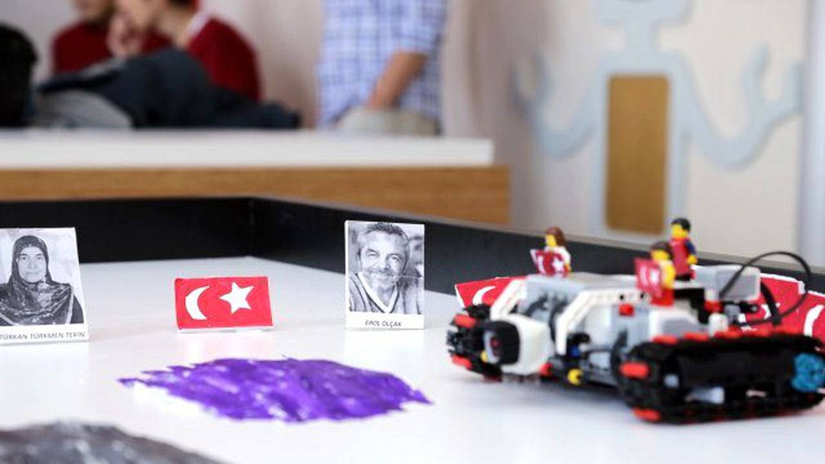 Türk Bayrağını Gören Robot Tanklar, Durup Geri Dönüyor