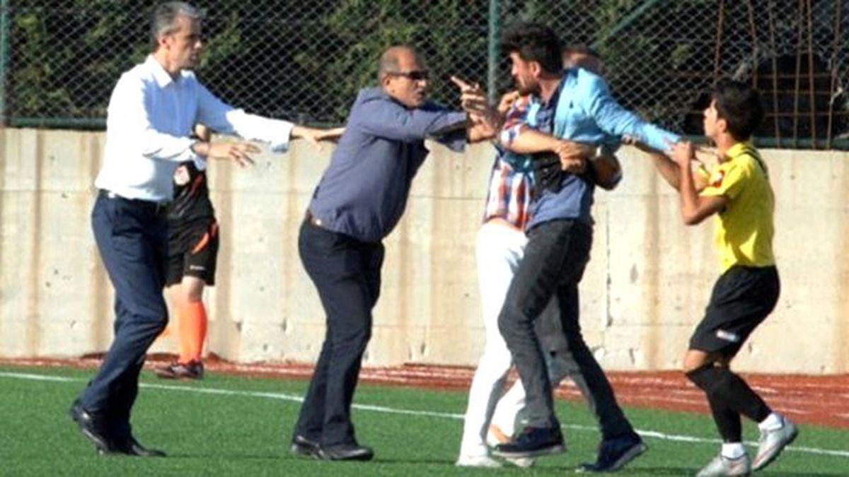 Kardeşine Faul Yapan Oyuncuya Vurmak İçin Sahaya Daldı