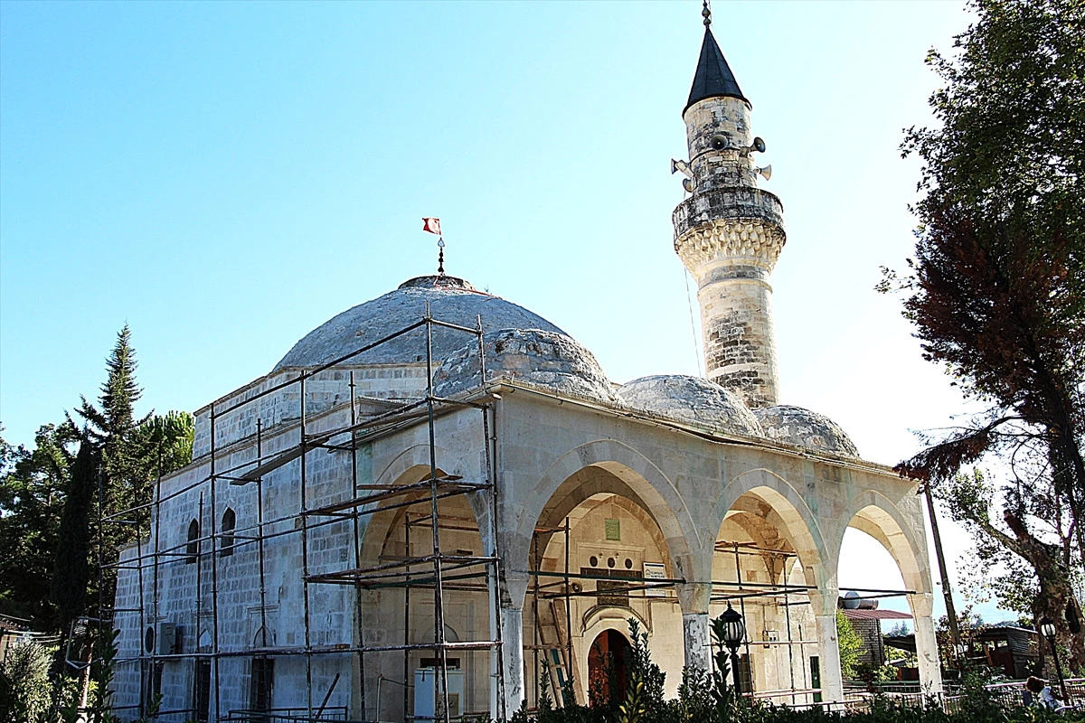 Kaş\'ta Tarihi Caminin Restorasyonu Devam Ediyor