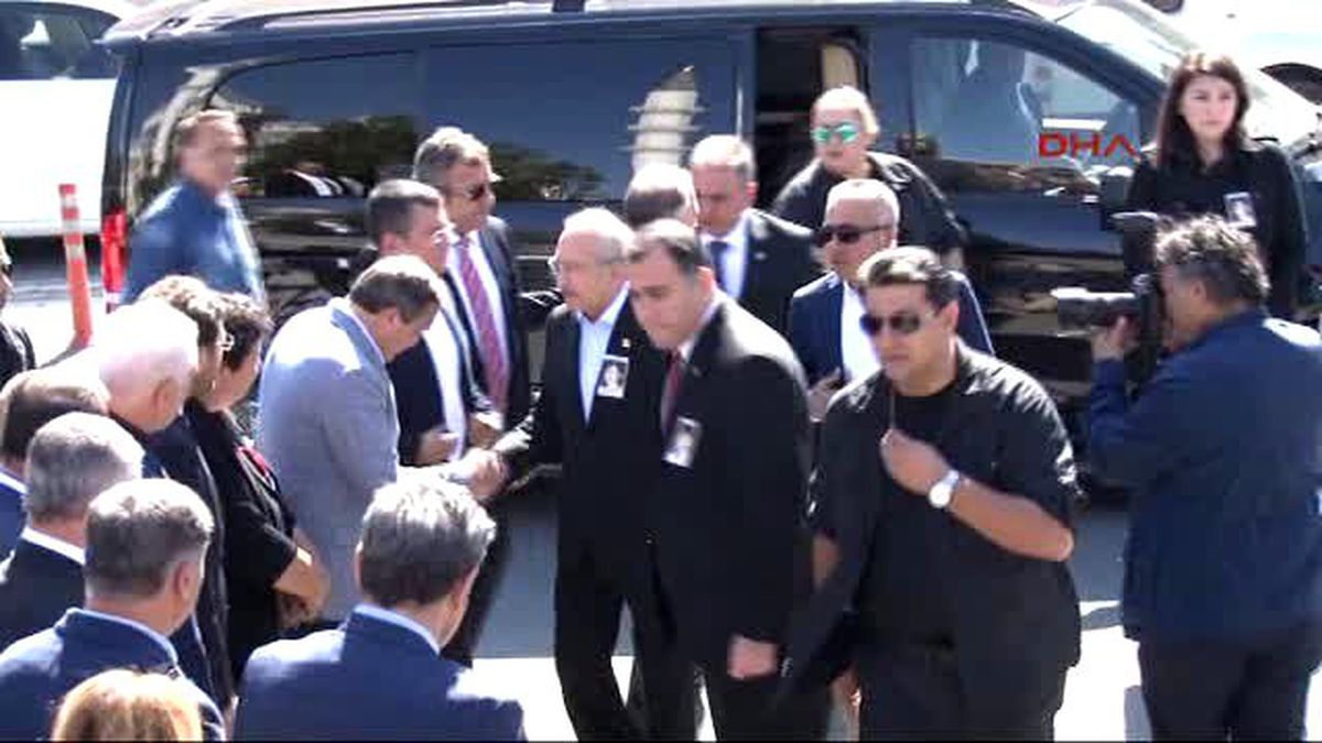 Kılıçdaroğlu, CHP\'li Kuşoğlu\'nun Eşi Tülin Kuşoğlu\'nun Cenaze Namazına Katıldı