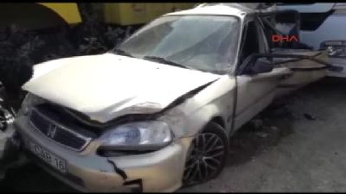 Kocaeli'de TIR Otomobile Çarptı: 3 Ölü