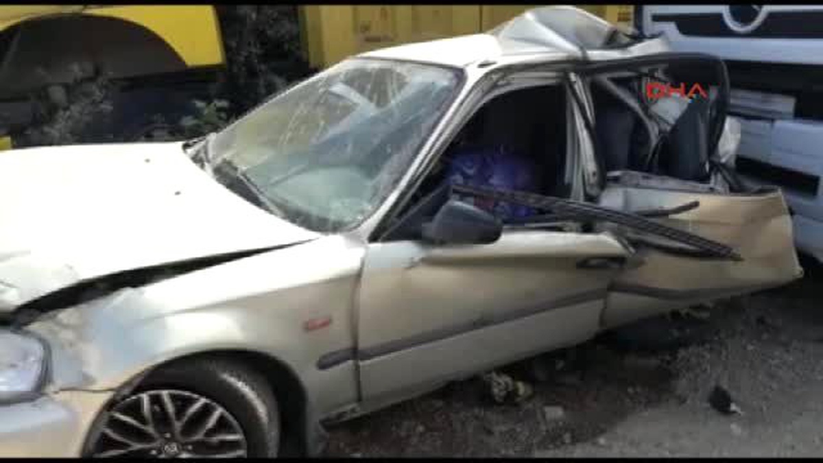 Kocaeli Tır Otomobile Çarptı: 3 Ölü