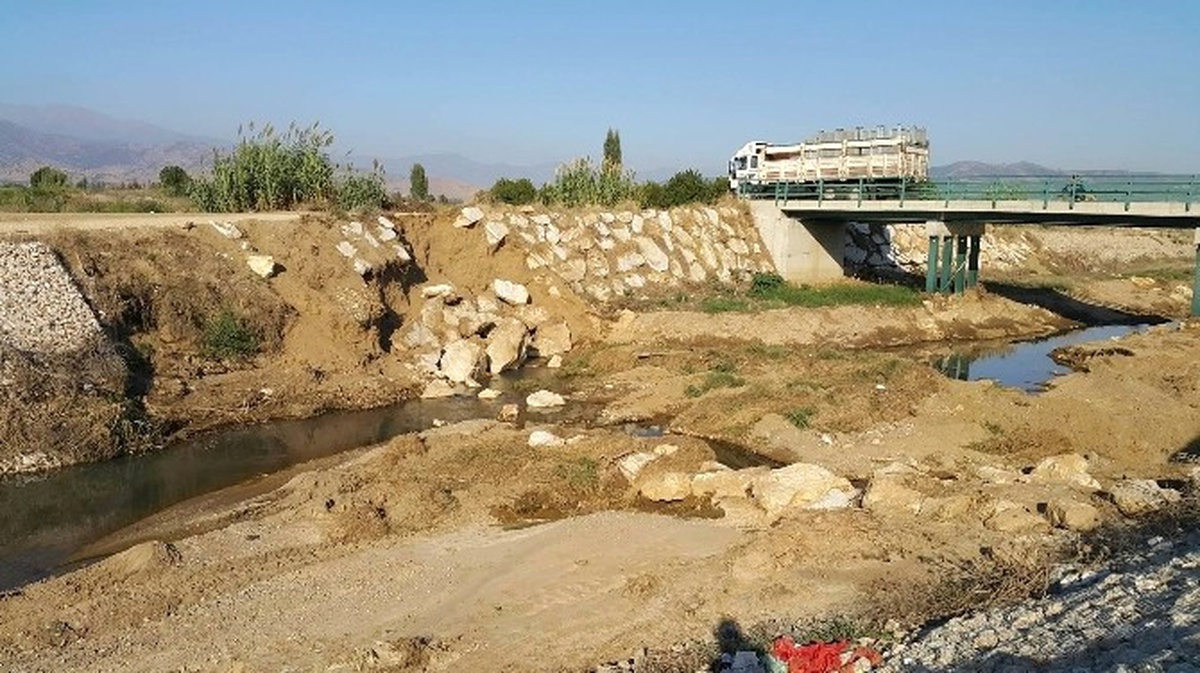 Küçük Menderes\'in Taş Setleri Yağmura Teslim