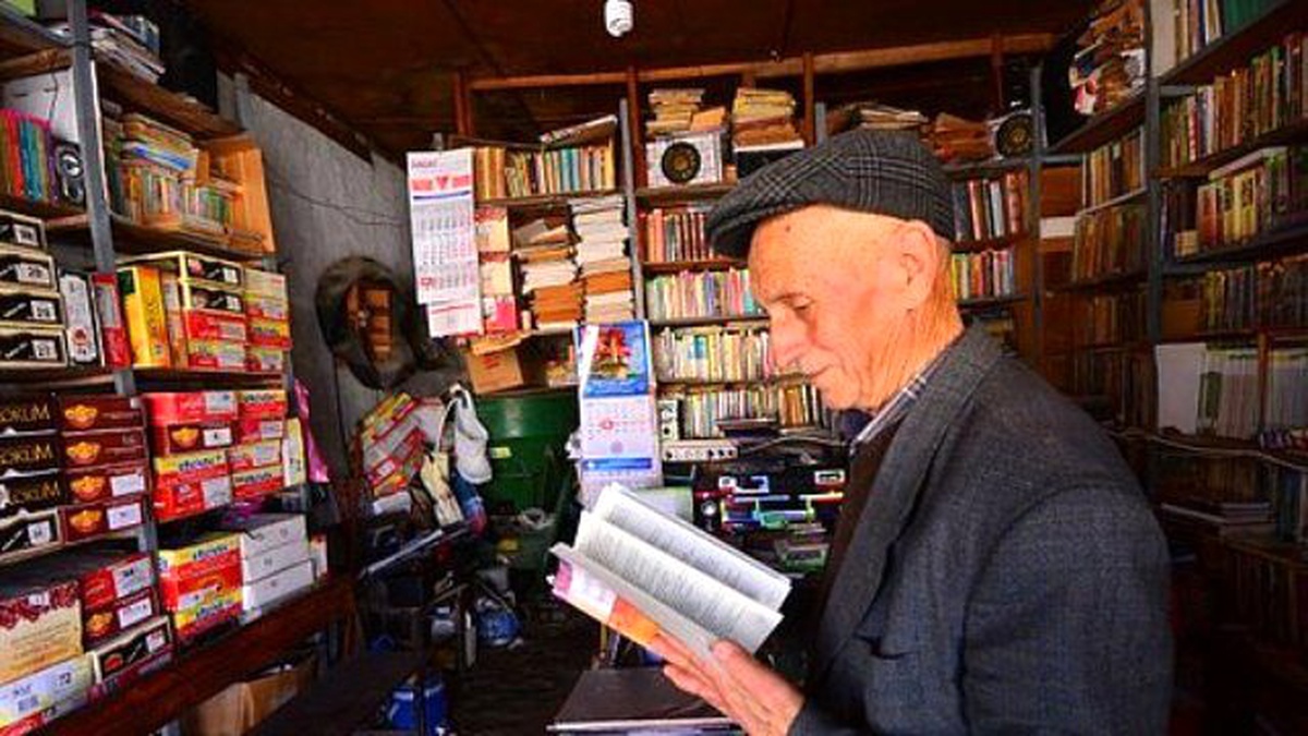 Kütüphaneye Dönüştürülen Bakkala Kitap Yağıyor