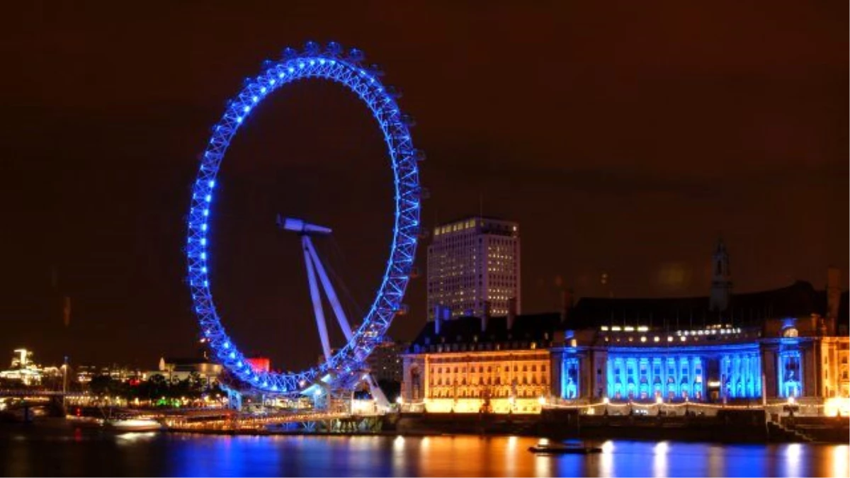 London Eye\'da Yüzlerce Kişi Mahsur Kaldı