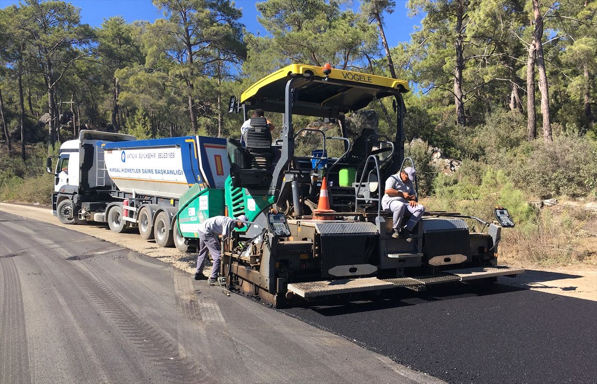 Mavikent ve Yesilköy Mahallelerinde Sıcak Asfalt Çalışması