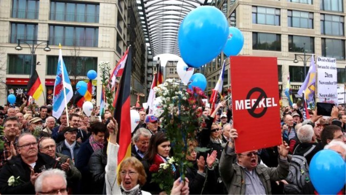 Merkel, Gauck ve Lammert\'e Protesto