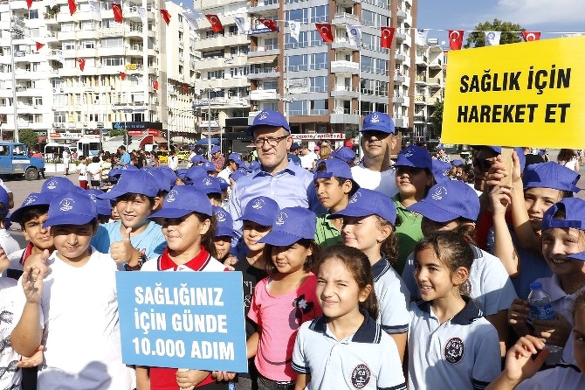 Minik Öğrenciler ve Sağlık Çalışanları Sağlık İçin Yürüdü