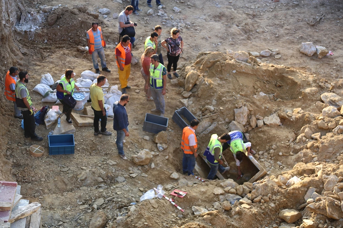 Muğla\'da İnşaat Kazısında Tarihi Mezar Bulundu