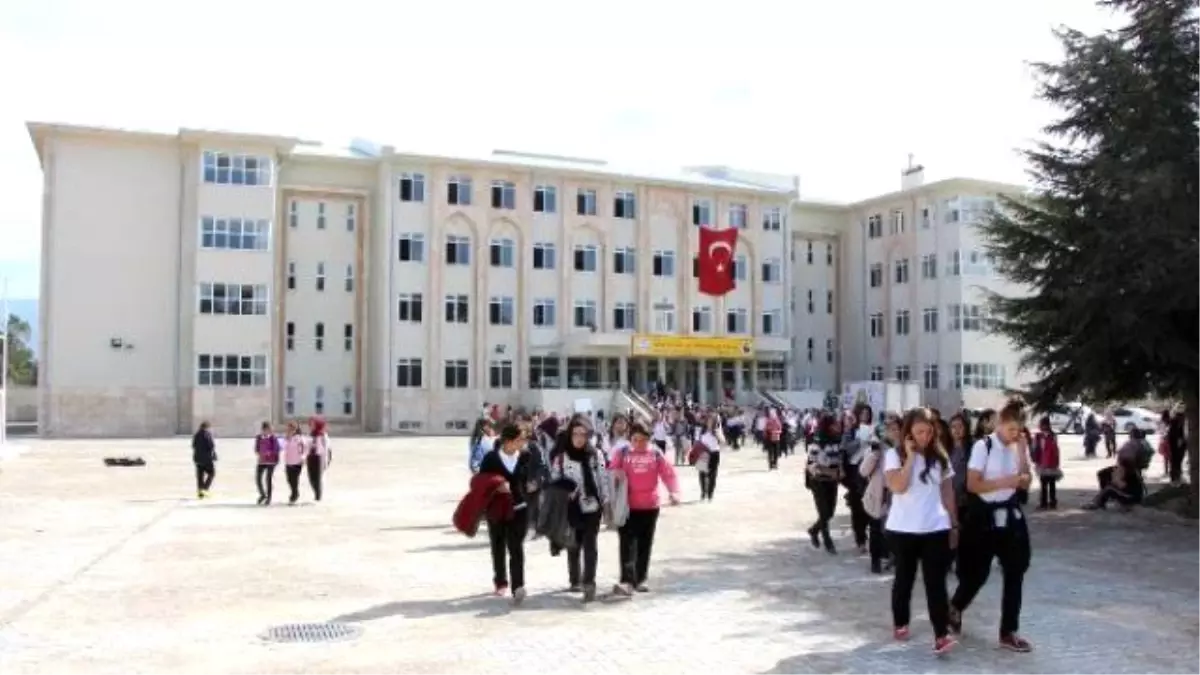 Görüntülü Haber) Okulda Tıkanan Kanalizasyona Tuz Ruhu Döküldü, 25 Öğrenci Zehirlendi