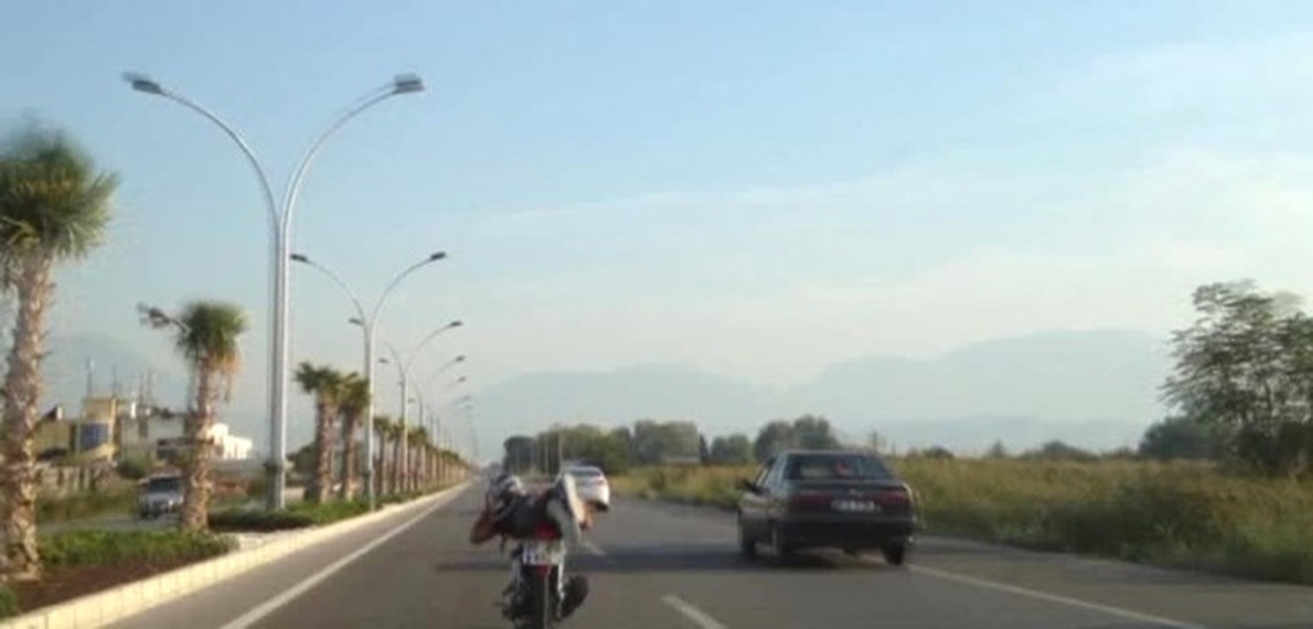 Motosiklet Sürücüsünün Trafikte Tehlikeli Şovu