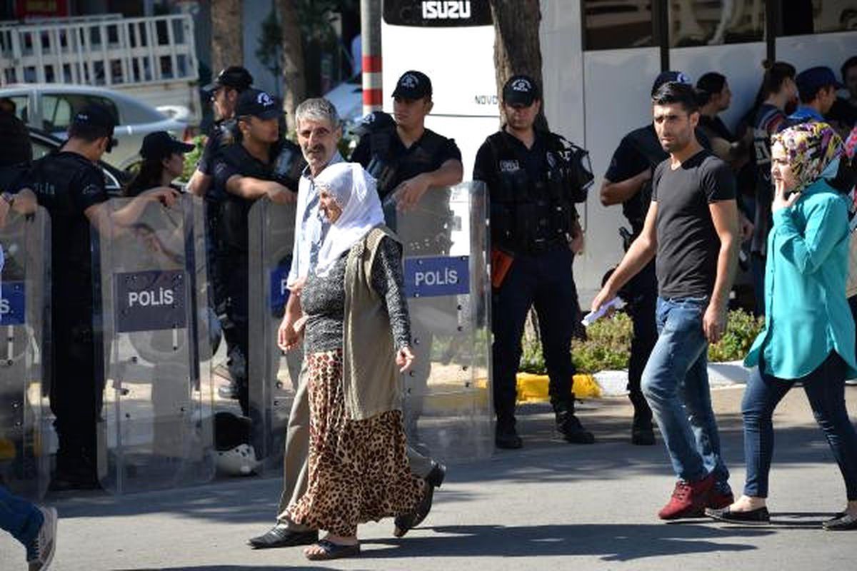 Polis, Dbp\'lilerin Açık Alanda Açıklama Yapmasına İzin Vermedi