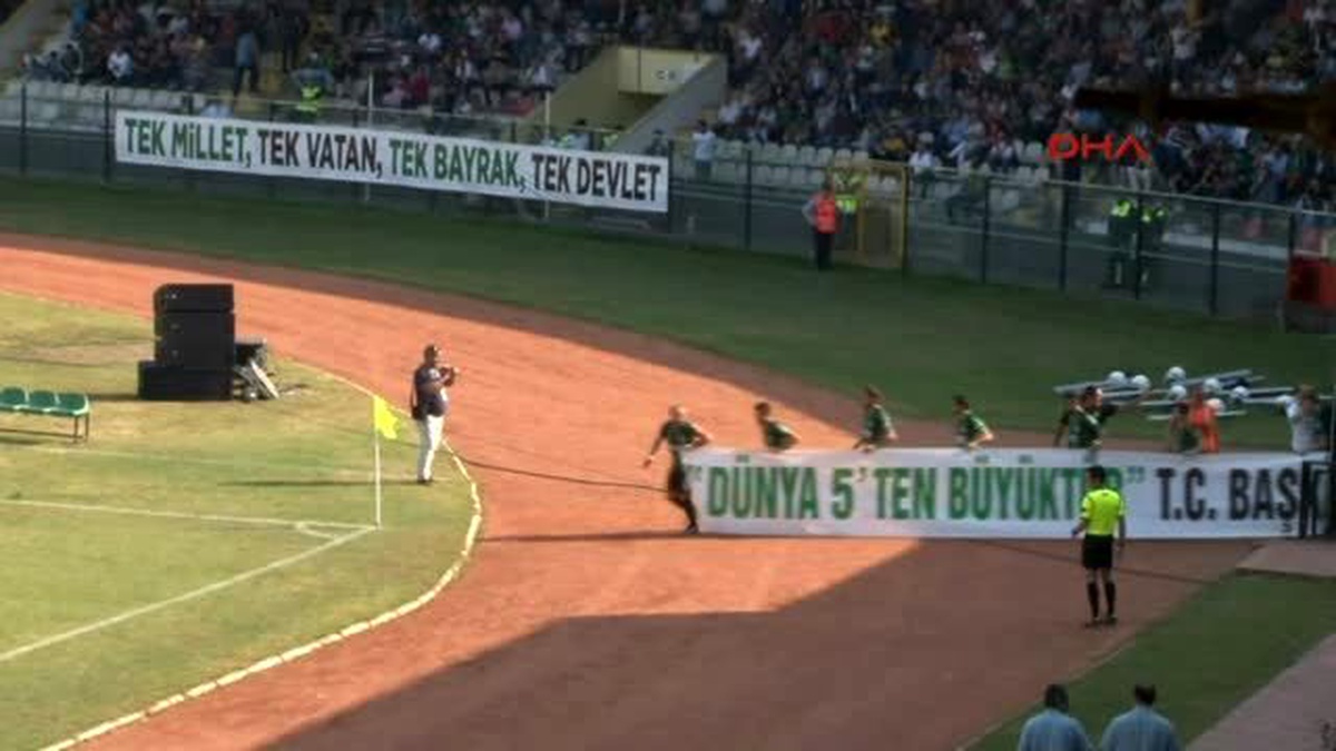 Sakaryaspor Cumhurbaşkanı\'nın Sözünü İçeren Pankartla Maça Çıktı