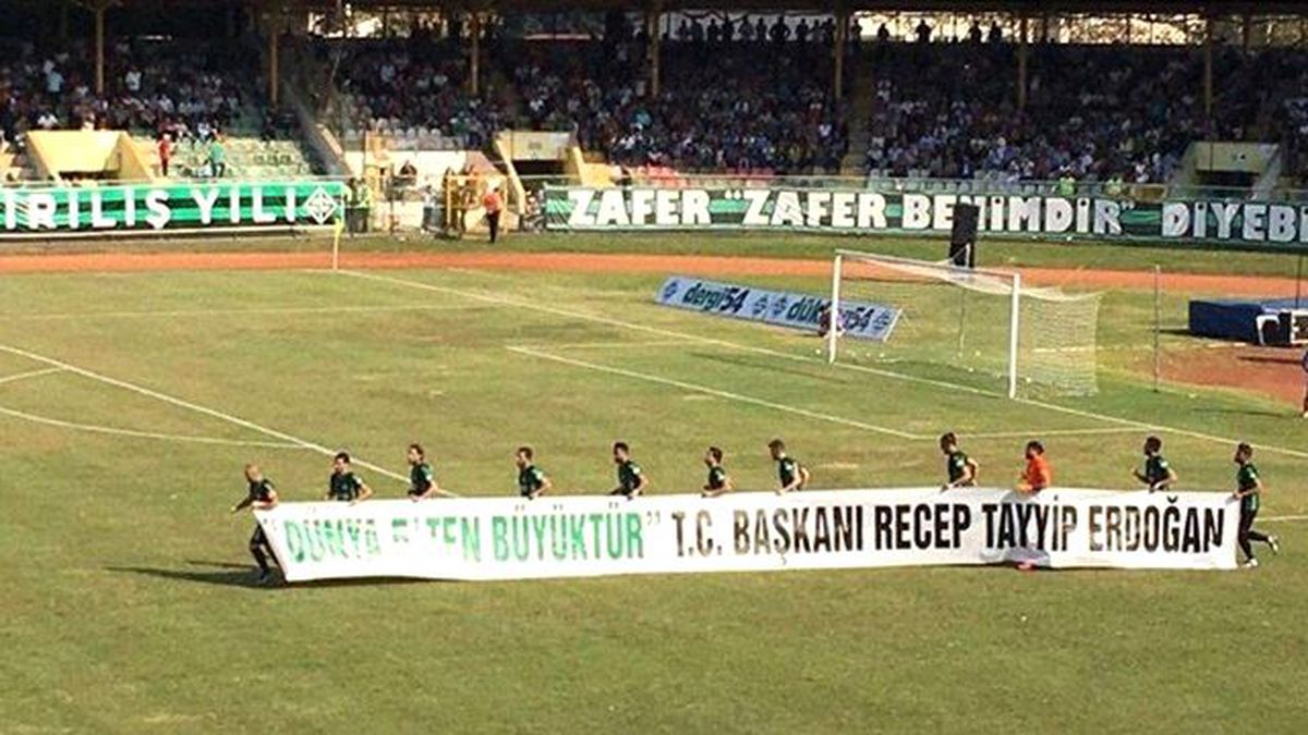 Sakaryasporlu Futbolcular Sahaya 'Erdoğan' Pankartıyla Çıktı